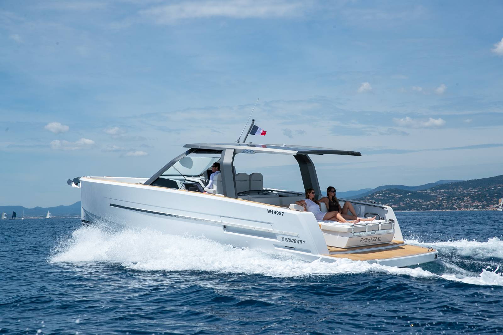 CHARTER LOCATION FJORD 39XL - SERVAUX YACHTING - SAINT TROPEZ