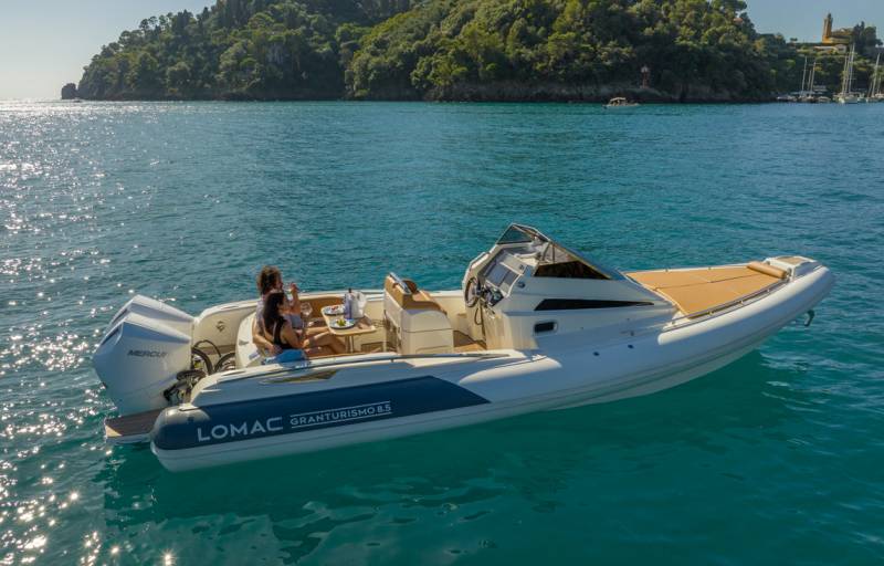 NOUVEAU SEMI-RIGIDE CABINE LOMAC GRANTURISMO 8.5