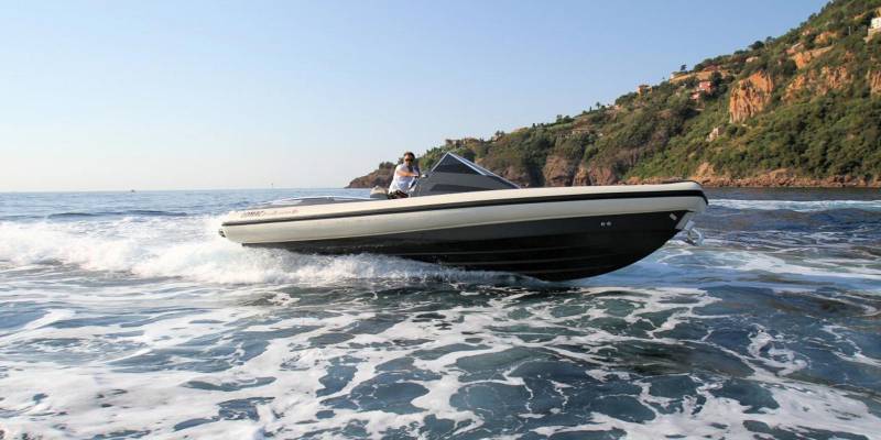 NOUVEAU SEMI-RIGIDE CABINE LOMAC GRANTURISMO 8.5