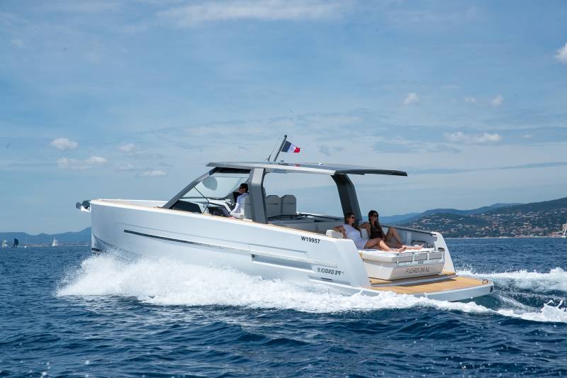 CHARTER LOCATION FJORD 39XL - SERVAUX YACHTING - SAINT TROPEZ