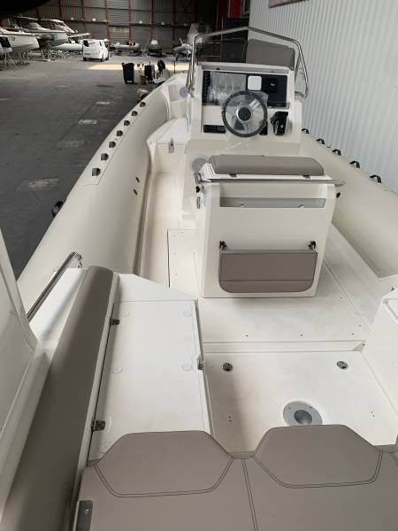 LOMAC 850 TURISMO + SUZUKI DF 300 APX SERVAUX YACHTING MARSEILLE