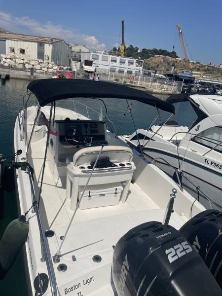 BOSTON WHALER 270 DAUNTLESS + 2 MOTEUR MERCURY F225 VERADO DISPONIBLE A MARSEILLE L'ESTAQUE