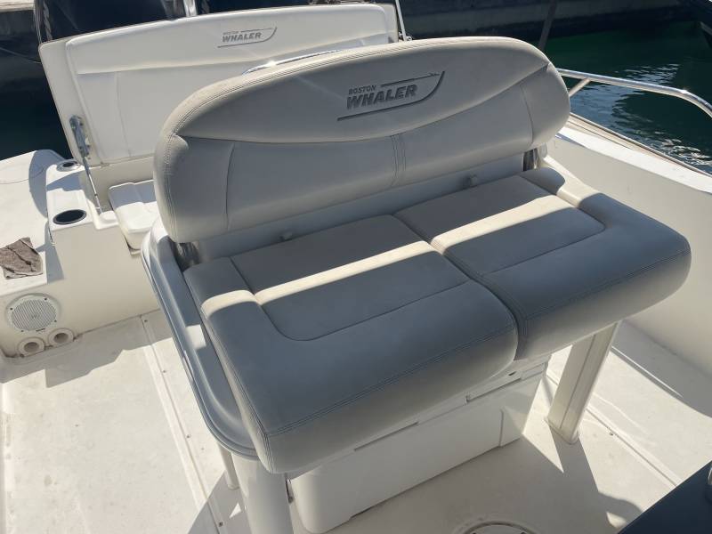 BOSTON WHALER 270 DAUNTLESS + 2 MOTEUR MERCURY F225 VERADO DISPONIBLE A MARSEILLE L'ESTAQUE