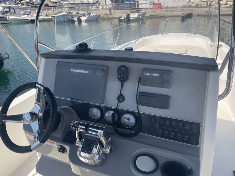 BOSTON WHALER 270 DAUNTLESS + 2 MOTEUR MERCURY F225 VERADO DISPONIBLE A MARSEILLE L'ESTAQUE