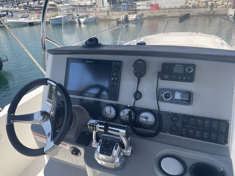 BOSTON WHALER 270 DAUNTLESS + 2 MOTEUR MERCURY F225 VERADO DISPONIBLE A MARSEILLE L'ESTAQUE